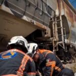 TRAILERO OCASIONA CARAMBOLA… QUERÍA GANARLE AL TREN