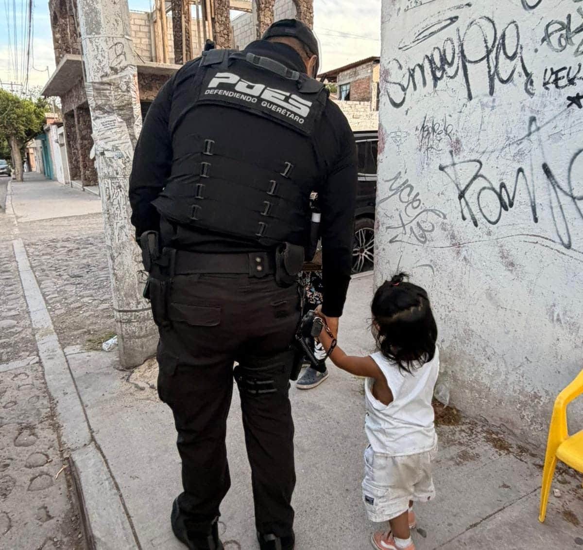 POLICÍA CAPITALINA REUNE A MENOR CON SUS FAMILIARES