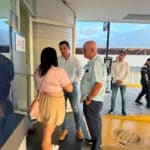 FELIFER MACÍAS VISITA A LA MENOR LESIONADA POR LA CAÍDA DE UN ÁRBOL