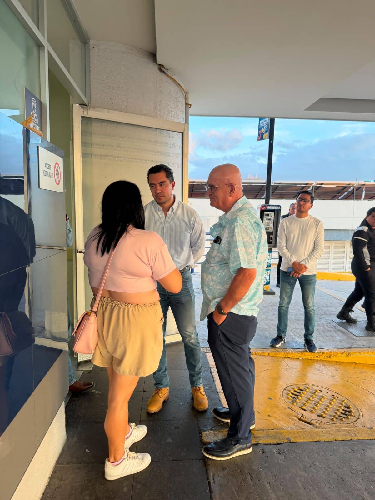 FELIFER MACÍAS VISITA A LA MENOR LESIONADA POR LA CAÍDA DE UN ÁRBOL