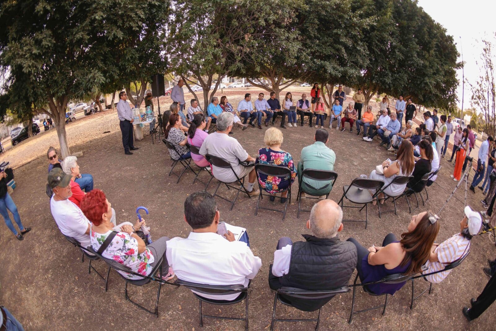 CHEPE SE REÚNE CON HABITANTES DE PASEOS DEL BOSQUE
