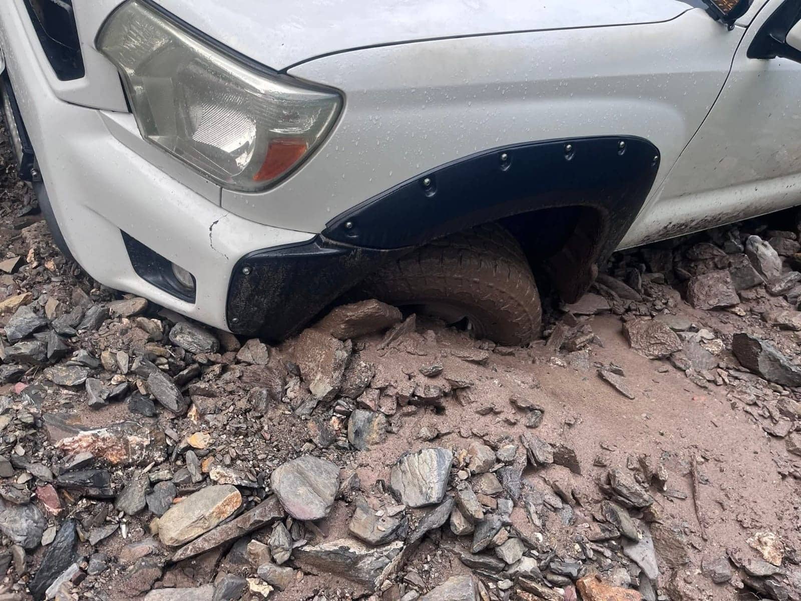 YA INICIARON LOS TRABAJOS PARA LIBERAR CAMINOS DE LA SIERRA
