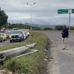 AUTO A EXCESO DE VELOCIDAD COLAPSA EL NORPONIENTE
