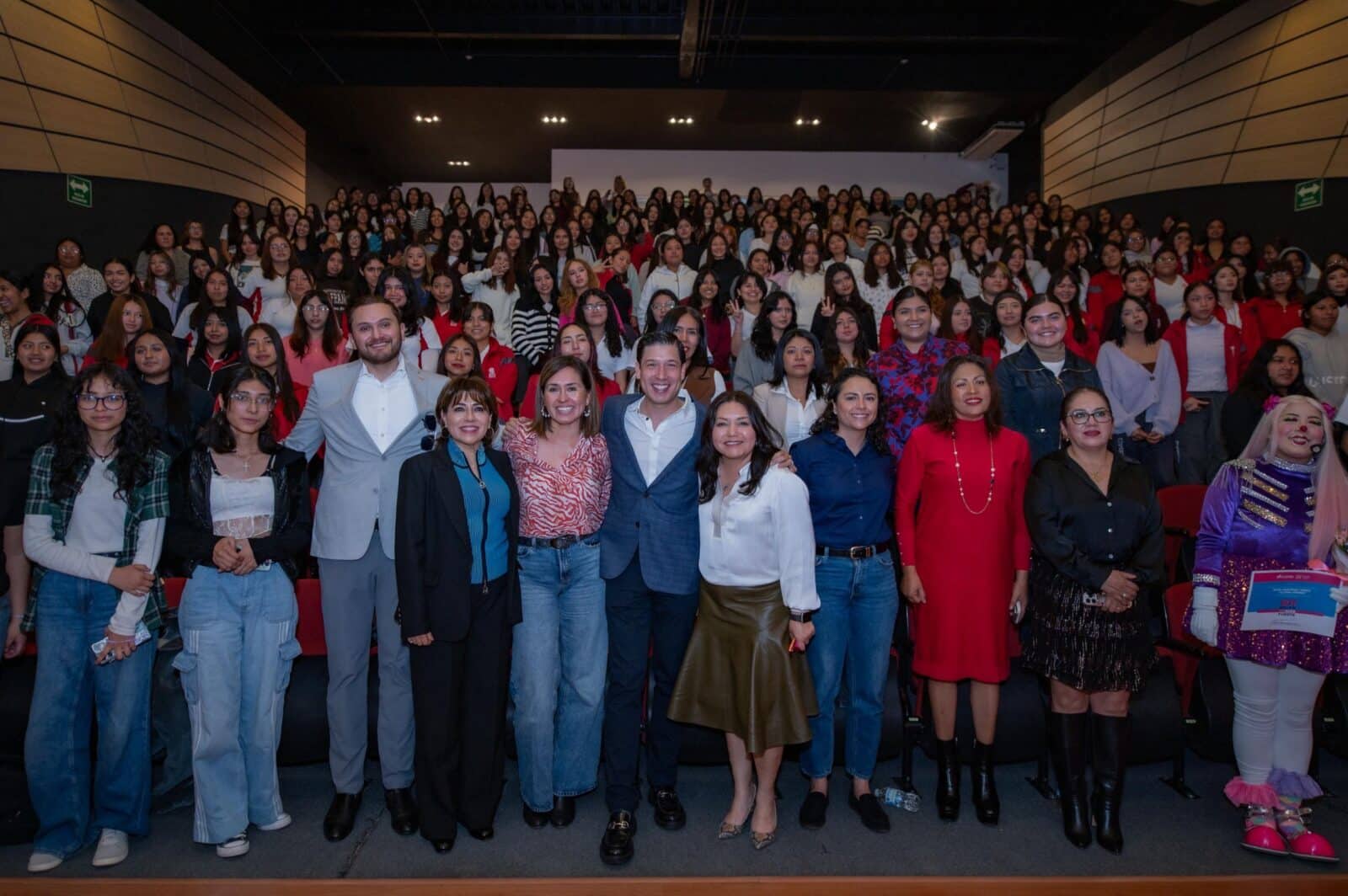 REALIZA EL MARQUÉS ESPACIO DE REFLEXIÓN PARA MUJERES ESTUDIANTES