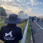 TRÁILER PIERDE CARGA Y CAUSA FATAL ACCIDENTE