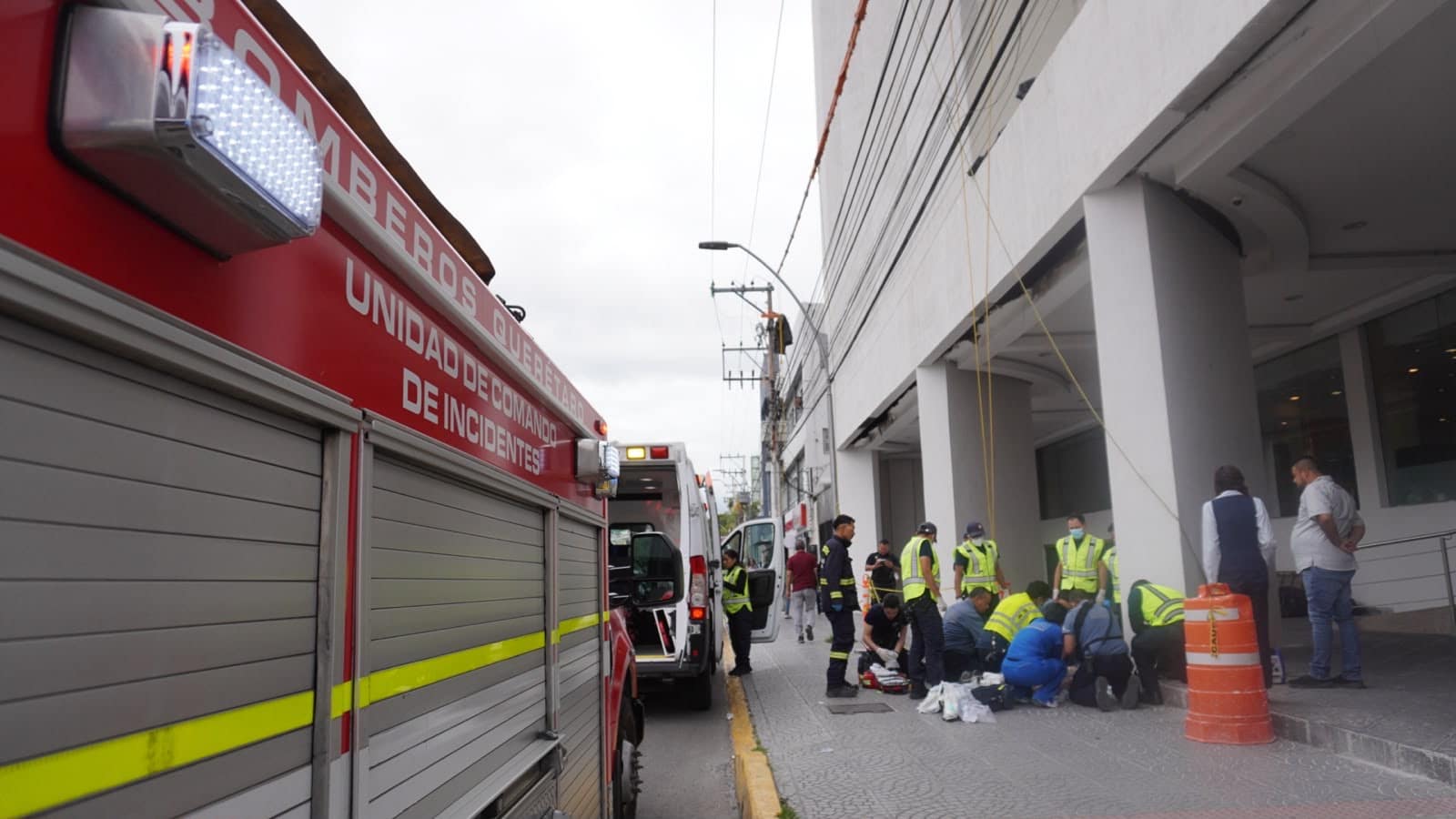 HOMBRE FALLECE EN CONSTITUYENTES… POSIBLE PARO CARDIACO