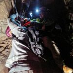 RESCATAN A JOVEN ATRAPADO EN UN PEÑASCO