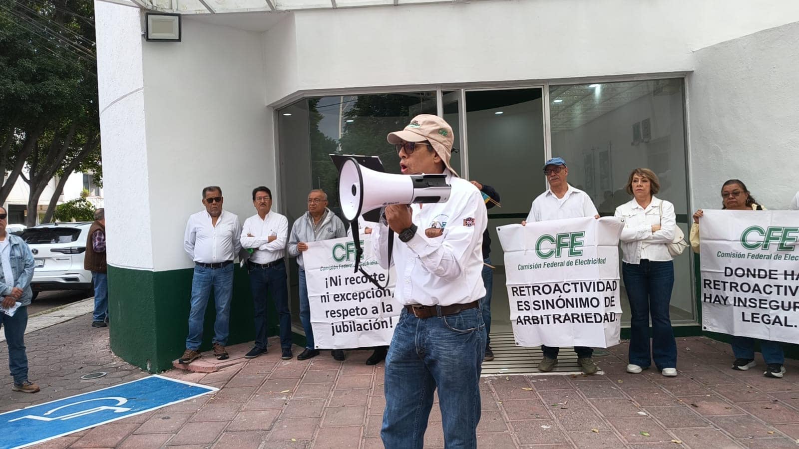 JUBILADOS SE MANIFIESTAN VS LA CFE