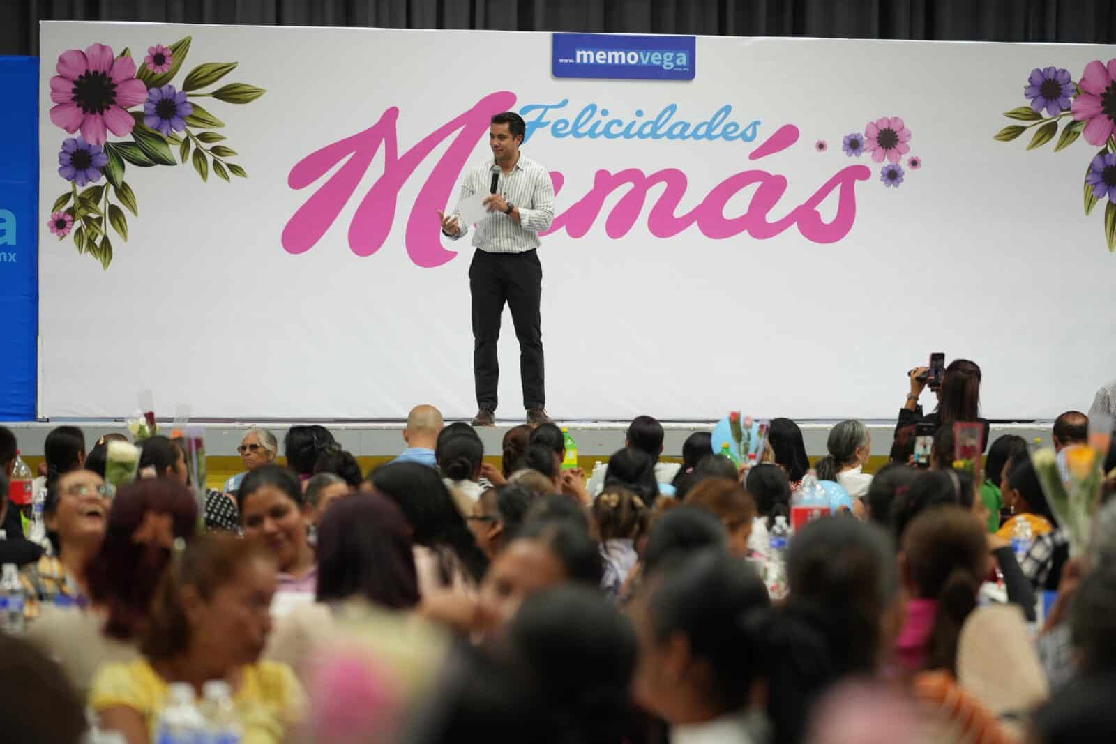 FELIFER MACÍAS FESTEJA A LAS MAMÁS DE SJR