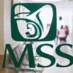 MUJER DA A LUZ EN BAÑOS DEL IMSS