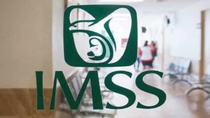 MUJER DA A LUZ EN BAÑOS DEL IMSS