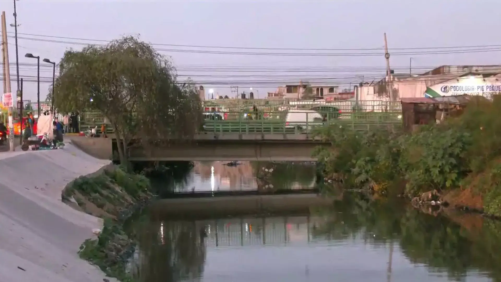 CUERPO SIN VIDA DE MUJER EMBARAZADA ES HALLADO EN CANAL DE AGUAS NEGRAS
