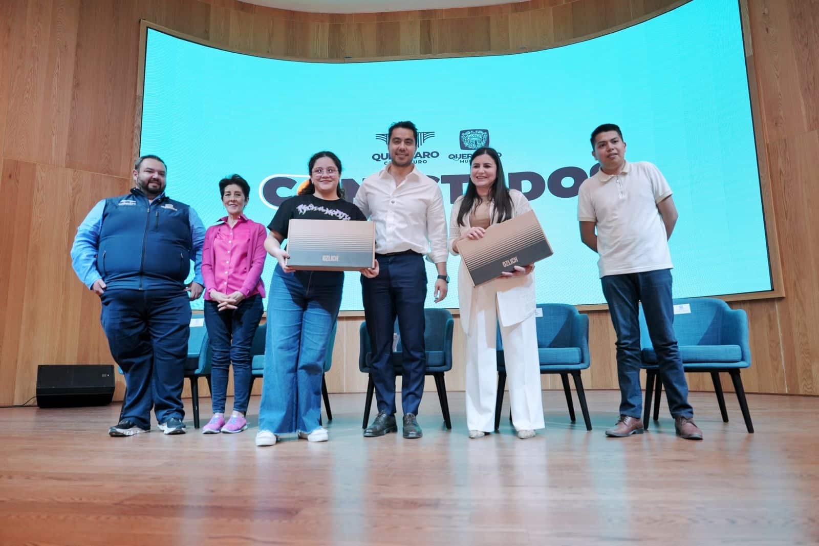 FELIFER ENTREGA COMPUTADORAS A JÓVENES CAPITALINOS