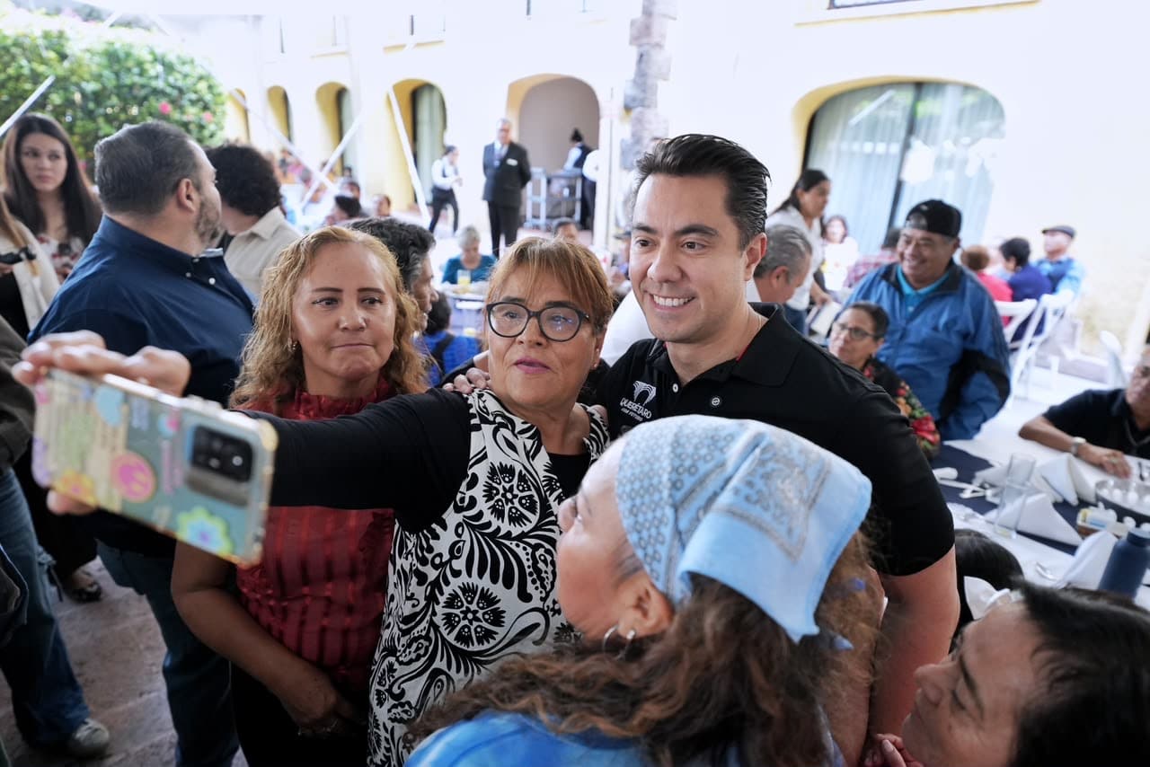 FELIFER MACÍAS SE REÚNE CON ABUELITOS CAPITALINOS