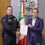 CHEPE GUERRERO ENTREGA NOMBRAMIENTO OFICIAL A ARTURO ARROYO