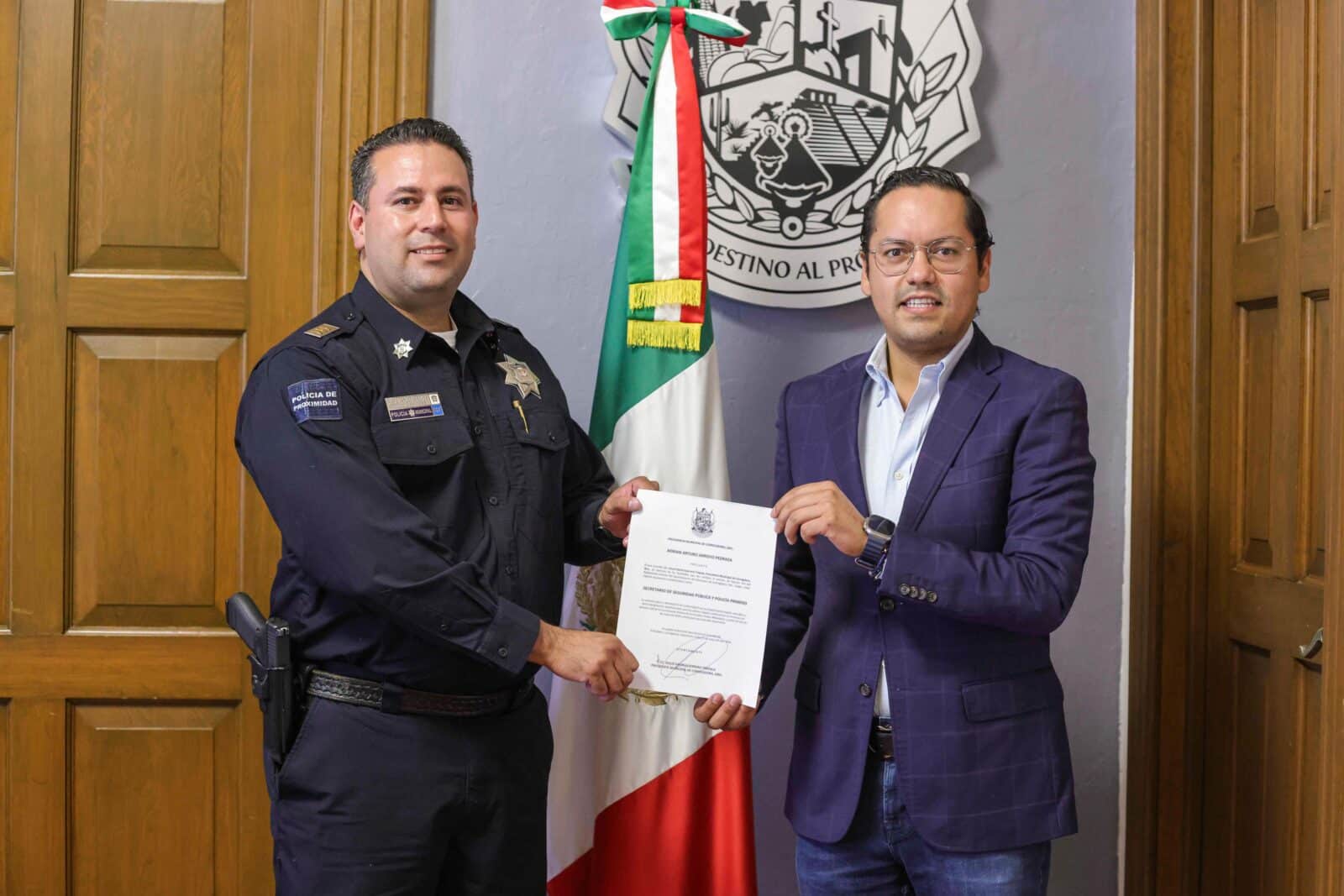 CHEPE GUERRERO ENTREGA NOMBRAMIENTO OFICIAL A ARTURO ARROYO