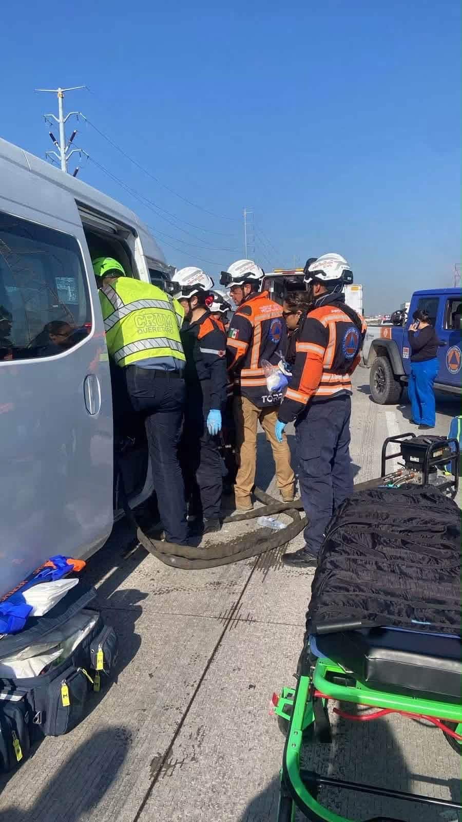 CAMIONETA DEL DIF CHOCA EN LA 57
