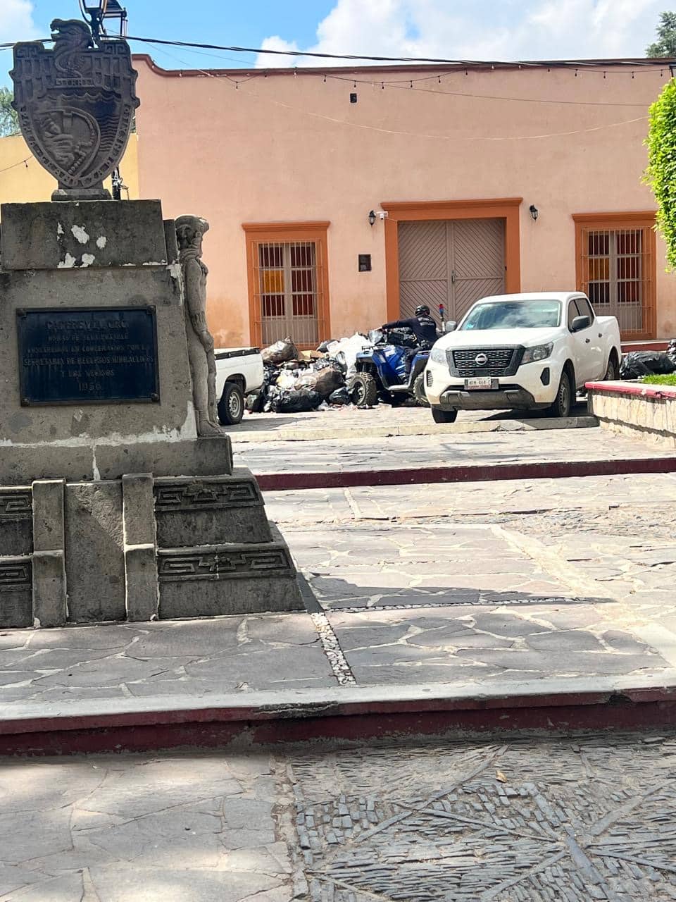 TIRAN LA BASURA EN EL CENTRO DE CADEREYTA