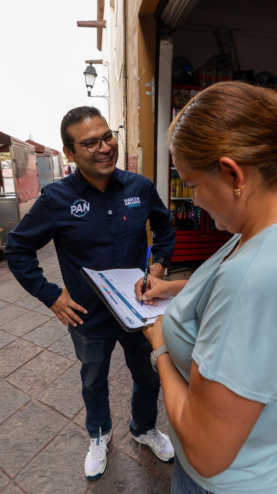 PANISTAS RECOLECTAN FIRMAS VS MORENA